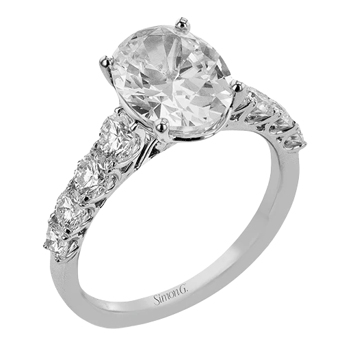 Engagement Ring in 18k Gold with Diamonds