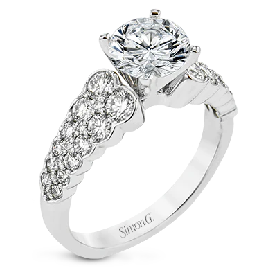 Engagement Ring in 18k Gold with Diamonds