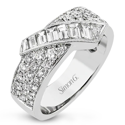 Right Hand Ring in 18k Gold with Diamonds